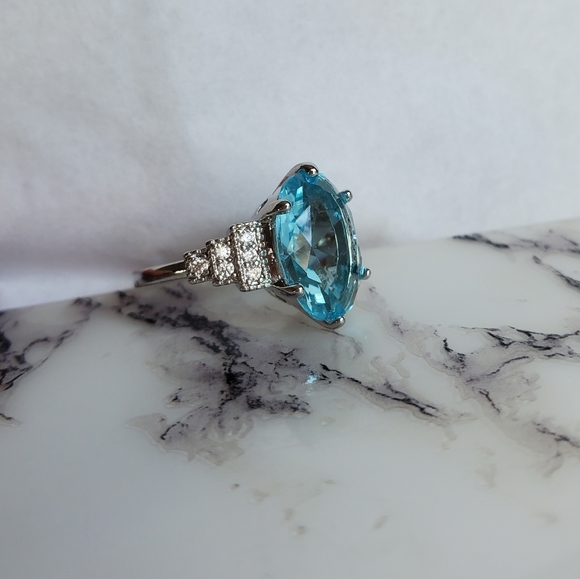 New Elegant Aquamarine Ring - Picture 4 of 9
